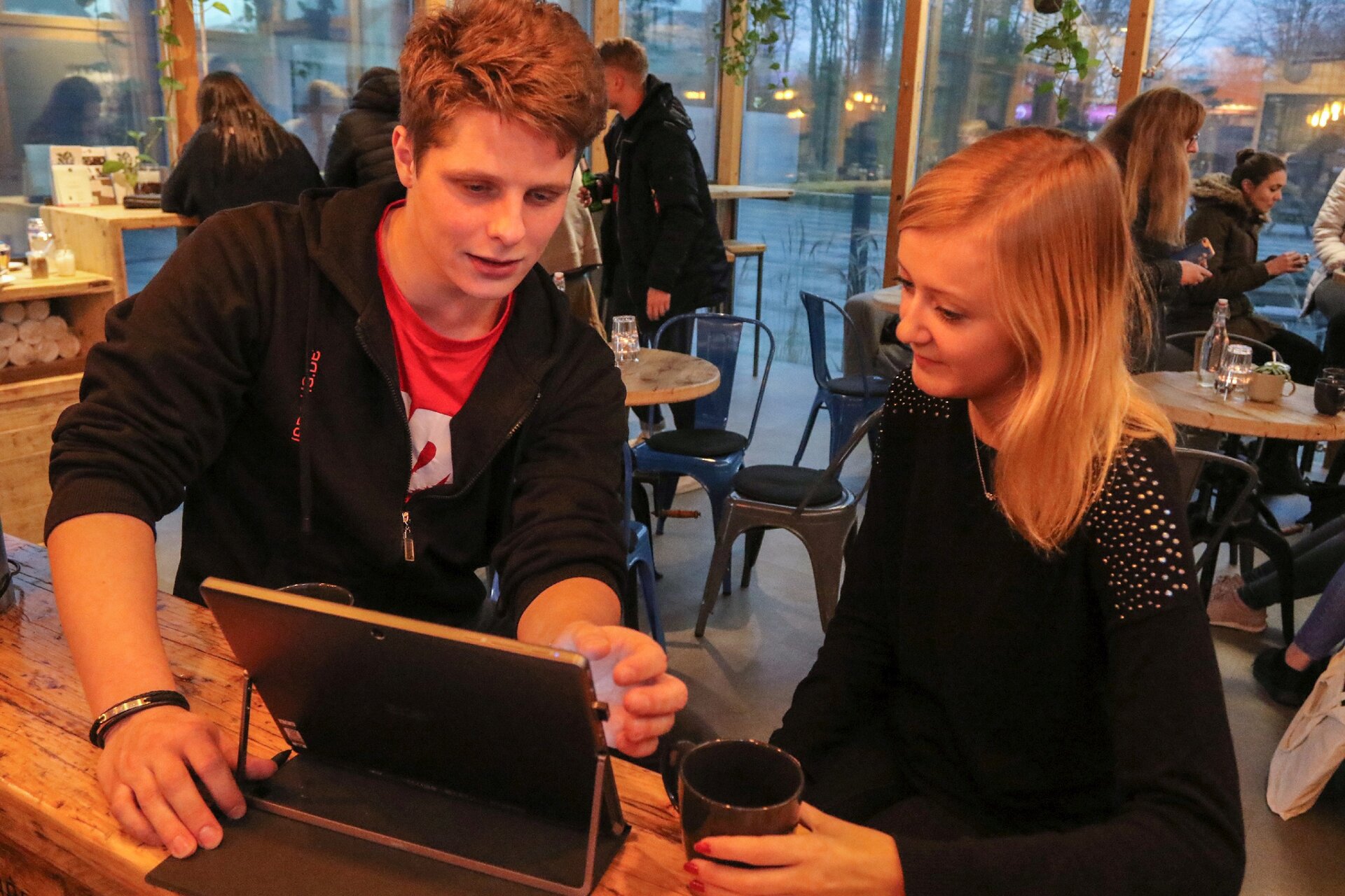 Reporterin Katharina Ivens studiert Medienwirtschaft und Journalismus. Für die Reportage begleitete sie den „Jade Lotsen“ Helge Jacobs einen Tag lang. Fotos: Piet Meyer/Jade HS