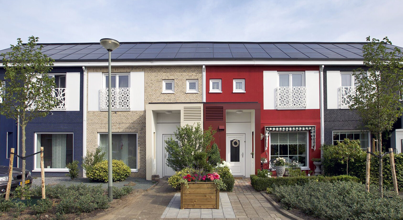 Die Fabrik soll kostengünstige Sanierungspakete für drei Haustypen anbieten: Reihenhäuser, Doppelhaushälften und Apartment-Häuser. Ein Paket enthält eine neue Fassade, neue Dachpaneele inklusive Solarzellen sowie Heizungs- und Belüftungselemente. Die Fabrik soll kostengünstige Sanierungspakete für drei Haustypen anbieten: Reihenhäuser, Doppelhaushälften und Apartment-Häuser. Ein Paket enthält eine neue Fassade, neue Dachpaneele inklusive Solarzellen sowie Heizungs- und Belüftungselemente. (Foto: INDU ZERO)