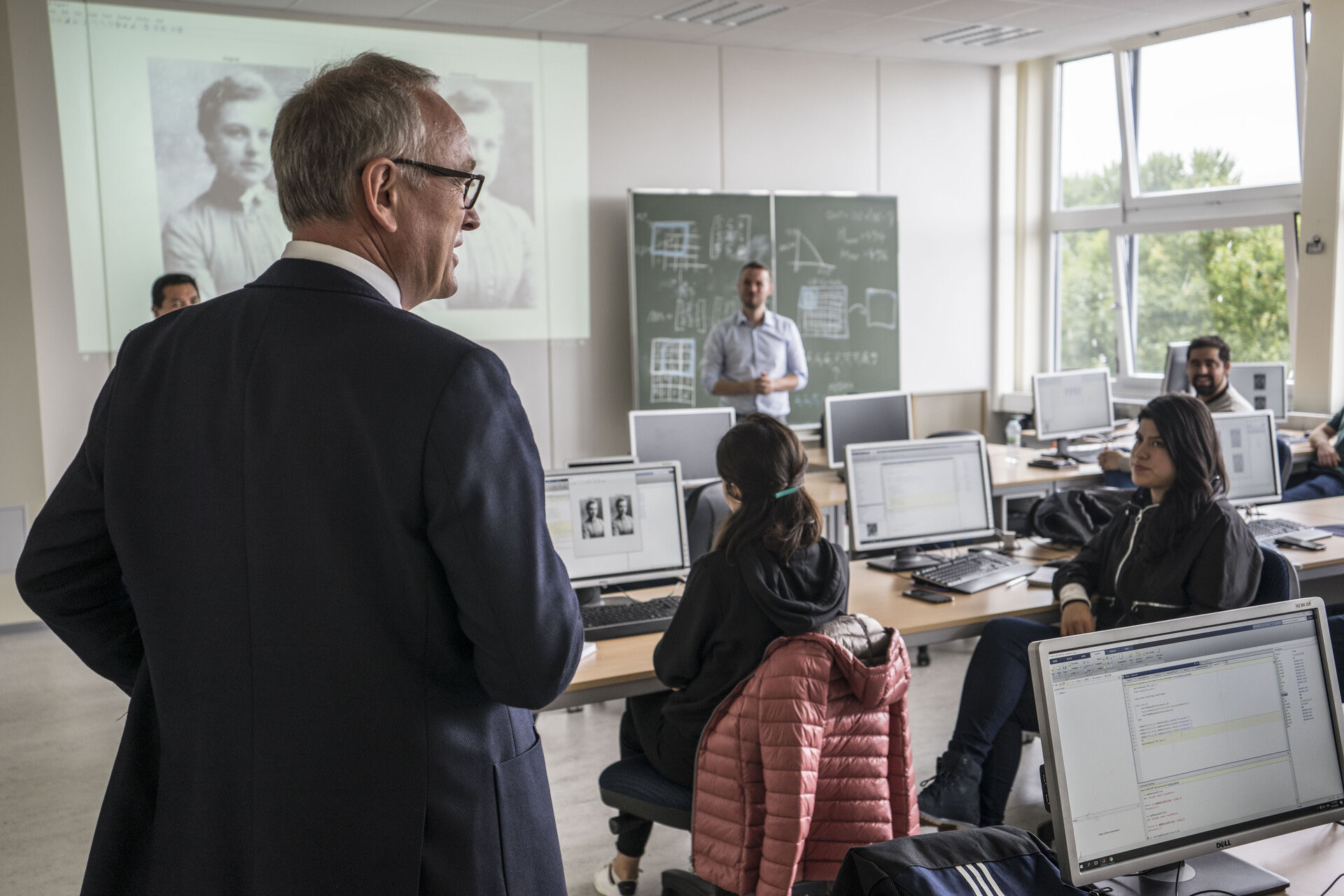 Hochschulpräsident Prof. Dr. Manfred Weisensee informierte sich vor Ort über die Biomedical Engineering Summer School. Foto: Lars Wilters