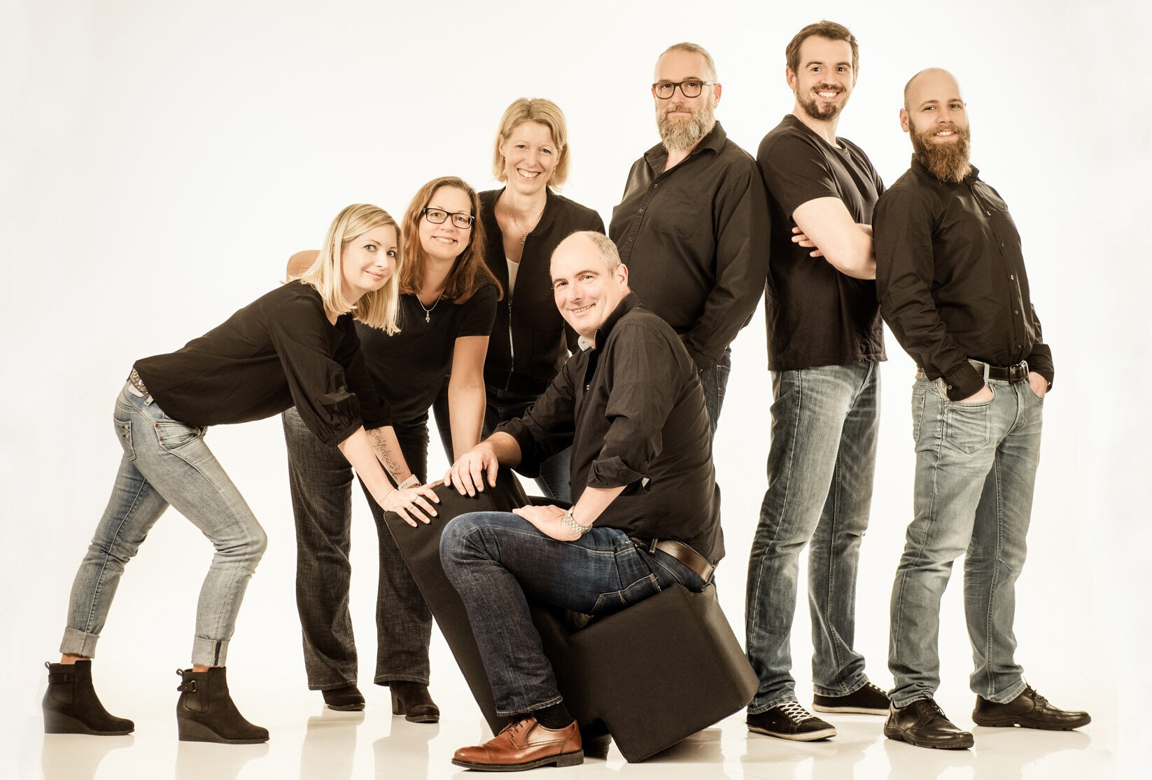Das Institut für Online-Lehre (v.l.): Melanie Kirschner, Sabine Pettan, Nina Paul, Prof. Dr.-Ing. Harald Lohner, Michael Kieselstein, Till Rehbein, André Wölk (Foto: Photohouse Schworm)